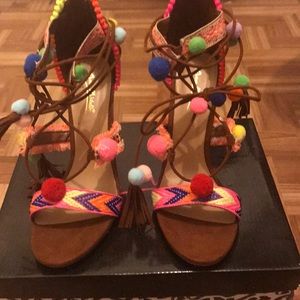 Colorful strap up Pump